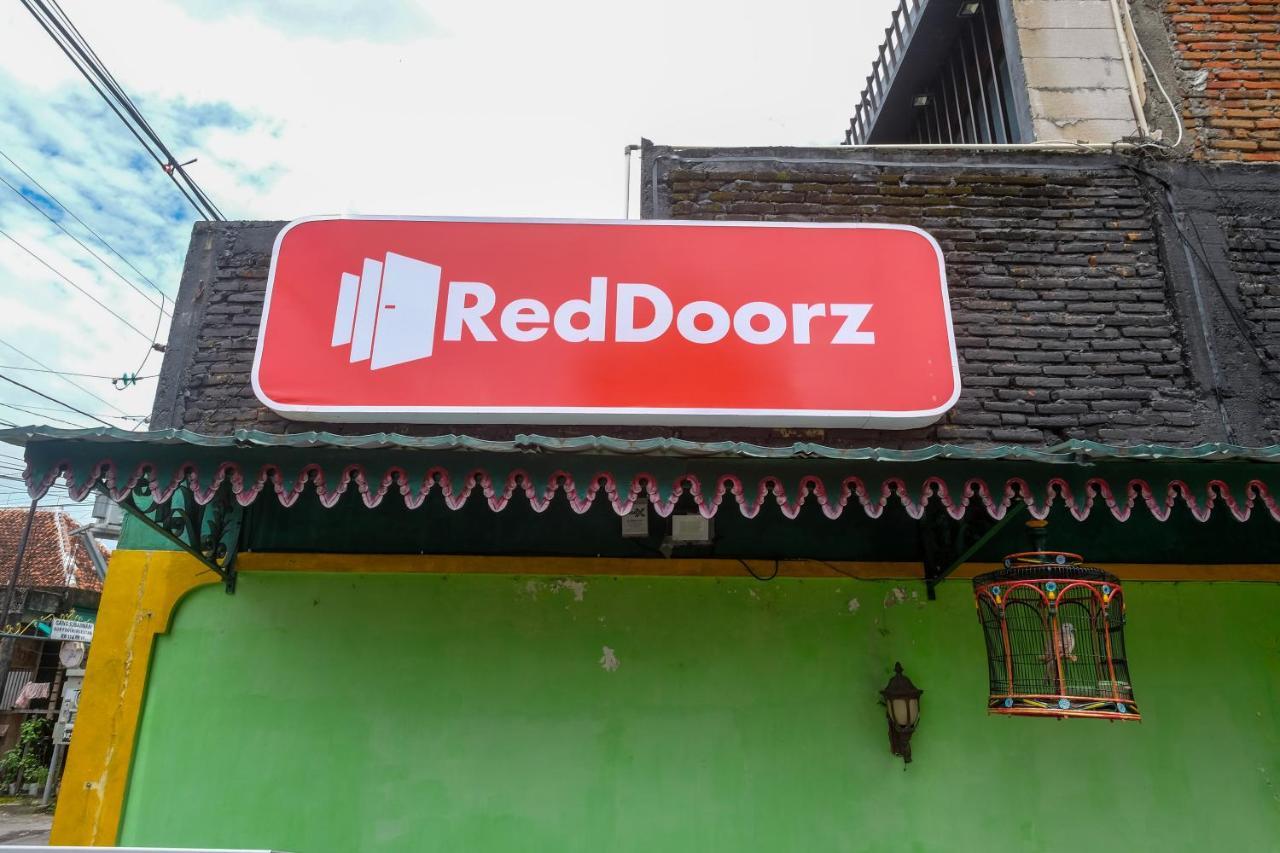 Reddoorz At Mamagayo Inn Джокьякарта Экстерьер фото